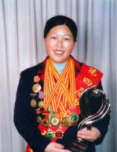 女摩托袁心1975年：破浪前行，树立自我，永不言败。